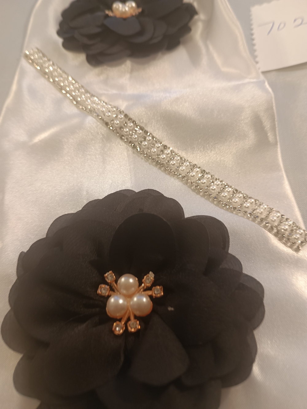 Elegant Black Floral JunkTie Necklace Set with Pearl Accents - Picture 2 of 8